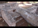 02623 ostia - regio ii - insula ix - aula del gruppo di marte e venere (ii,ix,3) - ladenfront - laden 9 - treppe - bli ri suedwesten - 09.2022.jpg